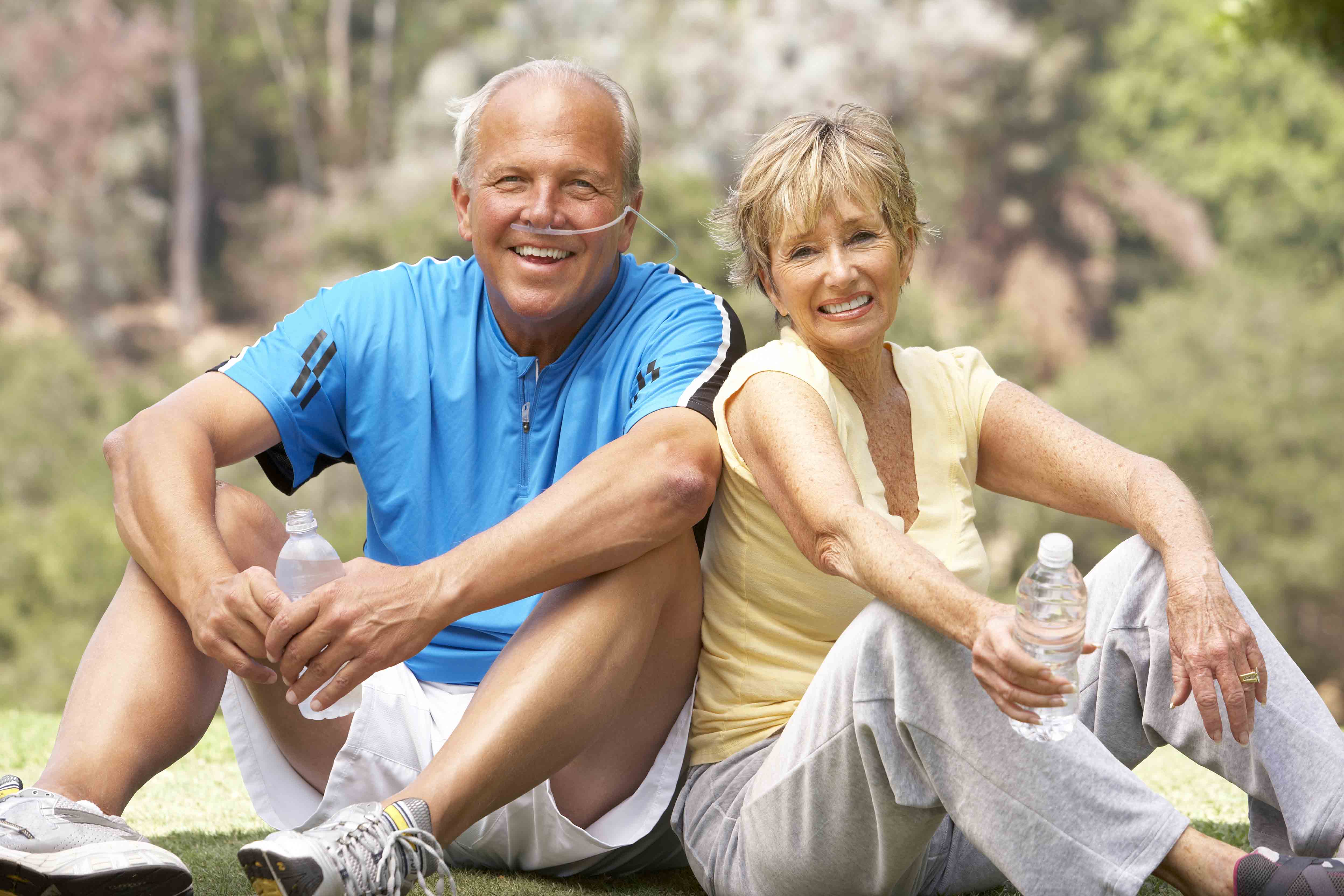 Hiking Couple Portable Oxygen and Single-Sided Nasal Cannula